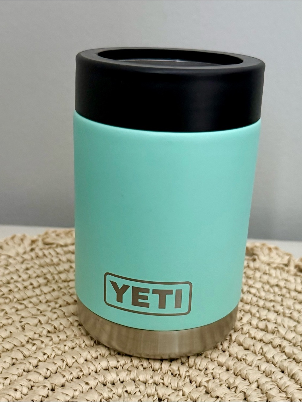 Yeti Seafoam Can Insulator with Black Lid